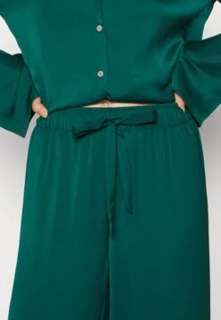 Anna Field Gift Box Pj Set - Pyjama - Green -Anna Field Boutique 35d35f7997c542cdb227b47a977b272d