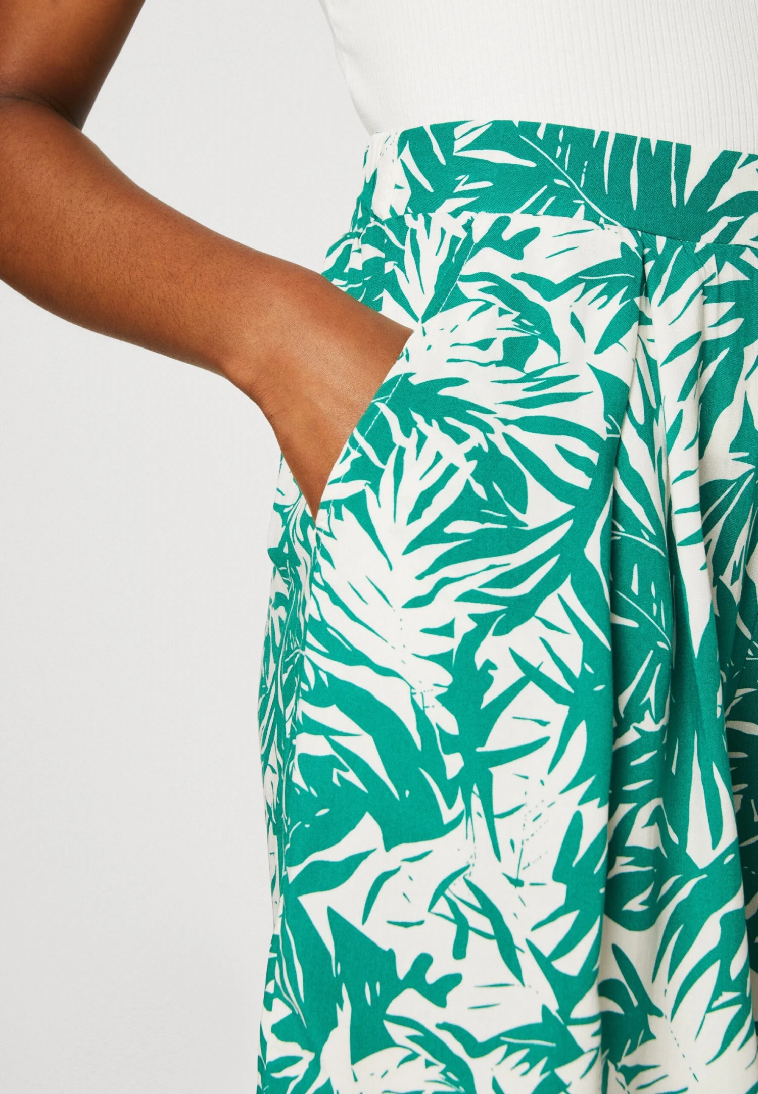 Anna Field Short - Green/Off White 6 Anna Field Short - Green/Off White – Image 4