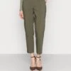 Anna Field Chino - Dark Green 2 Anna Field Chino - Dark Green -Anna Field Boutique b2b63042d5804a2ca232080b4c30784c
